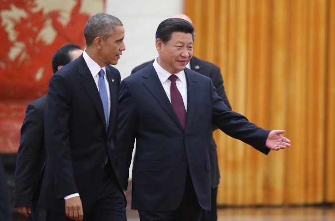 Le chef du régime chinois Xi Jinping rencontre le président américain Barack Obama, lors de la cérémonie de bienvenue au Grand Palais du Peuple de Pékin, le 12 novembre 2014. (Feng Li/Getty Images)