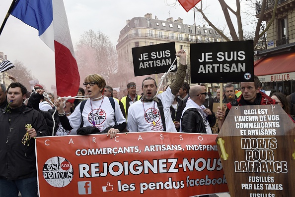 Des milliers de travailleurs indépendants lors de la manifestation contre le régime de sécurité sociale du RSI, le 9 mars 2015 à Paris. (LOIC VENANCE / AFP / Getty Images)