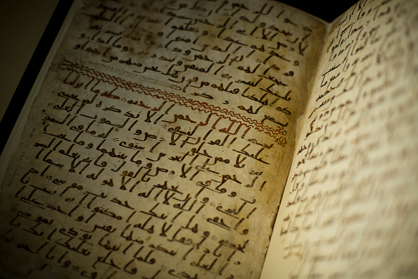 Des feuillets du Coran retrouvés à la bibliothèque de l'Université d'Oxford, le 24 juillet 2015.  (Photo by Dan Kitwood/Getty Images)