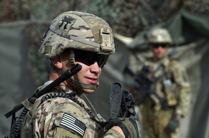 Un soldat américain monte la garde devant une base de l’Armée Nationale Afghane (ANA) dans le district de Khogyani, dans la province orientale de Nangarhar (Wakil Kohsar/AFP/Getty Images).
