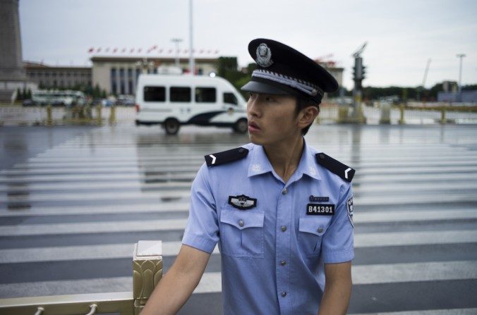 Un policier chinois contrôle une entrée de la place Tiananmen à Pékin le 1er septembre 2015, avant le défilé militaire qui aura lieu le 3 septembre pour marquer la victoire sur le Japon et la fin de la Seconde Guerre mondiale. (Fred Dufour / AFP / Getty Images)