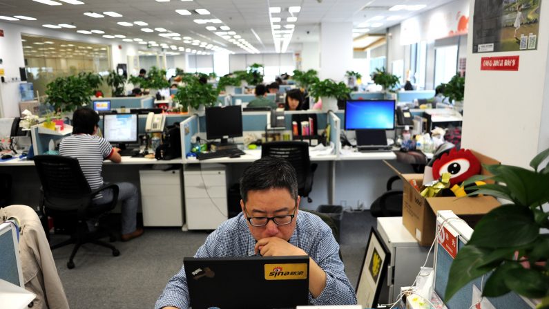 Un homme utilise un ordinateur portable dans les bureaux du twitter chinois, Sina Weibo. Face au nombre croissant d'internautes désireux de s'affranchir de la censure chinoise, les autorités ont décidé de renforcer leur système de parefeu.     ( WANG ZHAO/AFP/Getty Images)