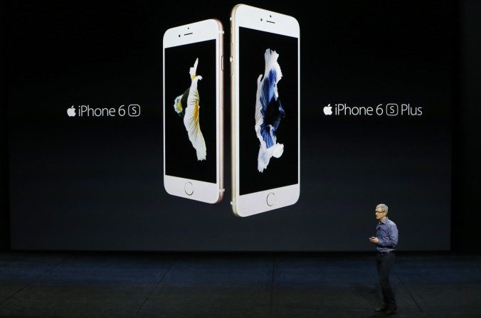 Le PDG d'Apple Tim Cook présente le nouvel iPhone 6s et 6s Plus au cours d'une présentation au Bill Graham Civic Auditorium le 9 septembre 2015 à San Francisco en Californie. (Stephen Lam / Getty Images)