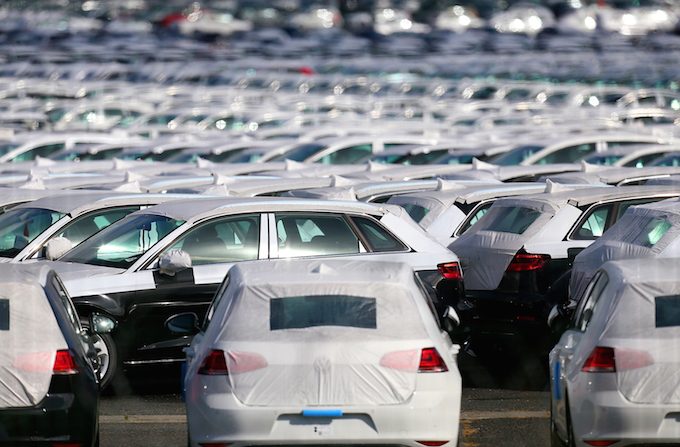 La fraude du groupe Volkswagen lors des tests anti-pollution crée un climat de suspicion sur l'ensemble des constructeurs automobiles. (FRANCOIS NASCIMBENI / AFP / Getty Images)