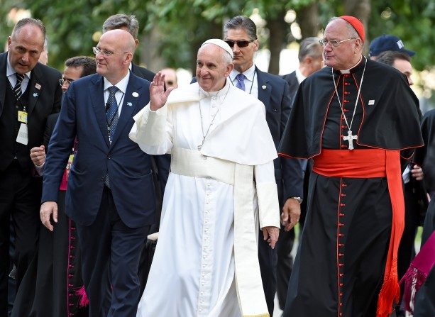 Le pape François et le Cardinal Timothy Dolan arrivent à un service multi-religieux sur le site du 9/11 Memorial & Museum, le 25 septembre, 2015, à New York City. (Thomas A. Ferrara - Piscine / Getty Images)