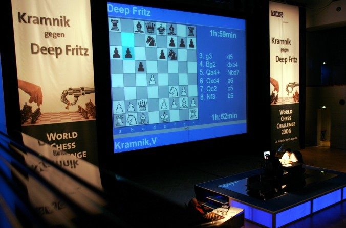 Le champion du monde d'échec, le russe Vladimir Kramnik se concentre sur le podium lors de son match contre l'ordinateur allemand Deep Fritz à Bonn, en Allemagne, le 29 novembre 2006. (Juergen Schwarz / Bongarts / Getty Images)