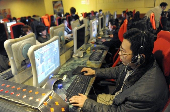 Un jeune homme joue en ligne dans un cyber café à Pékin, le 27 février 2010. (Liu Jin / AFP / Getty Images)