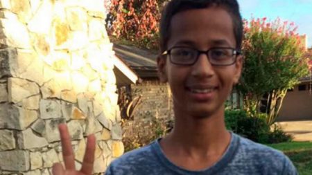 Ahmed, un Américain de 14 ans, se promène avec sa propre horloge : la police le prend pour un dangereux terroriste