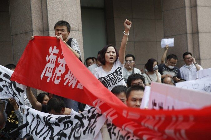Des résidents chinois manifestent devant l'hôtel où les autorités tiennent une conférence de presse, à Tianjin le 17 août 2015. (STR / AFP / Getty Images)