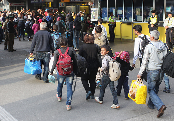 Des migrants arrivant à la gare de Munich en Allemagne, après être passés par la Hongrie. (Alexandra Beier/Getty Images)