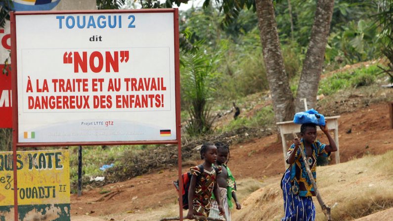 Panneau de sensibilisation dans le village de Kolabadougou, Côte d’Ivoire (Kambou Sia/AFP/Getty Images)