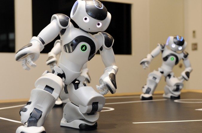 Des robots humanoïdes appelés ‘Nao’ de la société de robotique française Aldebaran font la preuve de leurs talents lors d’une démonstration à l’ambassade française à Tokyo, le 13 octobre 2010. (YOSHIKAZU TSUNO/AFP/Getty Images)