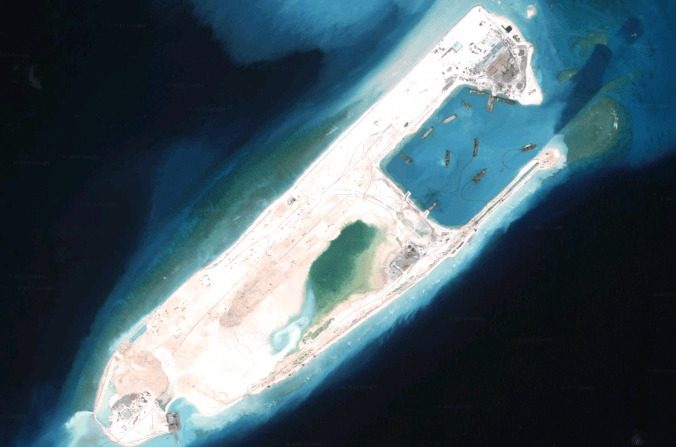 Cette image prise en septembre 2015 montre l'émergence d'une grande île sur l’écueil Fiery Cross faisant partie des îles Spratleys dans la mer de Chine méridionale. (Capture d'écran via Google Maps)