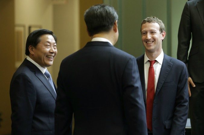 La rencontre entre Marc Zuckerberg, Xi Jinping (au centre) et Lu Wei (à gauche), sur le campus deMicrosoft à Redmond, Washington. (Ted S. Warren-Pool/Getty Images
