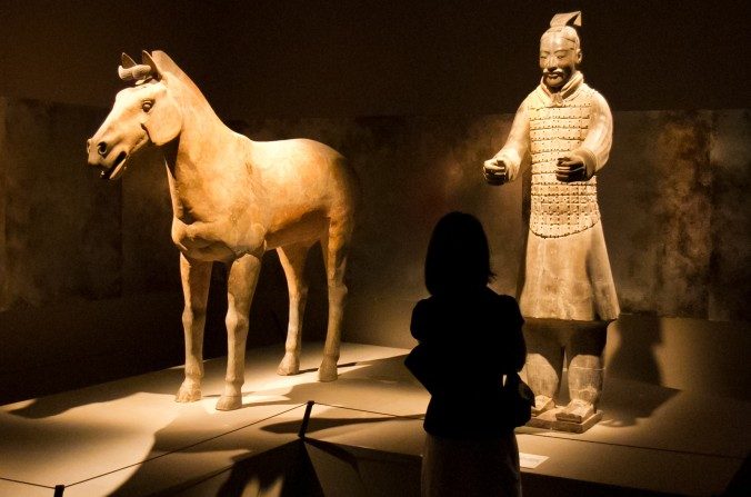 Statues en terre cuite retrouvées dans la tombe de l'empereur Qin Shihuang représentant un guerrier chinois  et son cheval. (domaine public)
