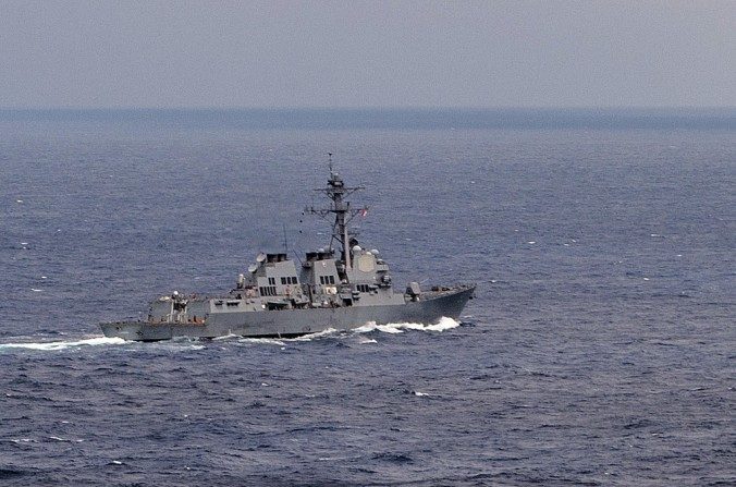 Le destroyer lance-missiles USS Lassen lors d'une opération en mer de Chine du Sud le 7 Juillet. Le 27 octobre, le navire a navigué près des îles artificielles réalisées par la Chine en mer de Chine méridionale. (Mass Communication Specialist 2e classe Joe Bishop / US Navy)