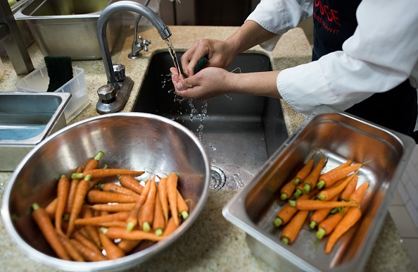 Au pays de la gastronomie, plusieurs emplois de chefs cuisiniers ne trouvent pas preneurs. (JOHANNES EISELE/AFP/Getty Images)