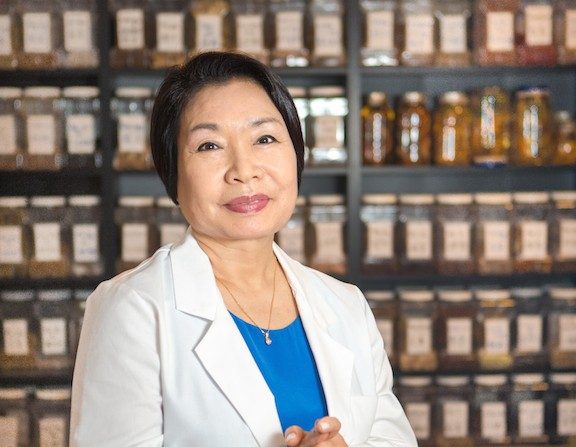 La spécialiste en médecine chinoise et pharmacienne Dana Chun, dans sa clinique d'acupuncture faciale, le 10 septembre 2015. (Benjamin Chasteen/Epoch Times)