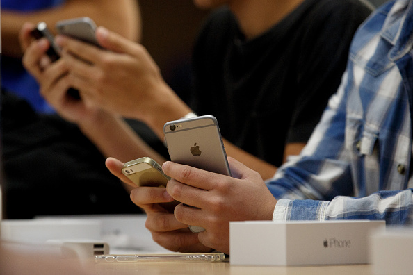 Des utilisateurs testent les iPhone 6 et 6 Plus le 26 septembre 2014 (Pablo Blazquez Dominguez/Getty Images)