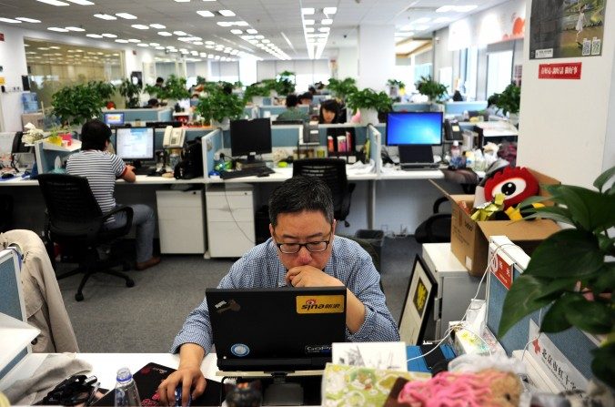 Un homme sur son ordinateur portable dans un bureau de Sina Weibo, largement connu pour être la version chinoise de Twitter, à Pékin, le 16 avril 2014. (Wang Zhao/AFP/Getty Images)
