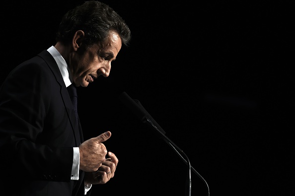 La vie des hommes politiques est vraiment dure. Sur la photo, Nicolas Sarkozy le 3 octobre à Saint-Étienne lors d'un meeting des Républicains. (JEFF PACHOUD/AFP/Getty Images)
