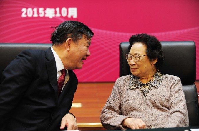 Tu Youyou, première femme chinoise à remporter un prix Nobel de médecine, assiste à un colloque organisé par la Commission nationale chinoise pour la santé et le planning familial (NHFPC) et d'autres ministères à Pékin le 8 octobre 2015. (STR / AFP / Getty images)