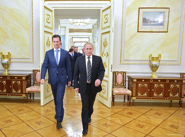 Le président russe Vladimir Poutine et le président syrien Bachar al-Assad arrivent pour leur réunion au Kremlin à Moscou, le 20 octobre. (ALEXEY DRUZHININ/AFP/Getty Images)