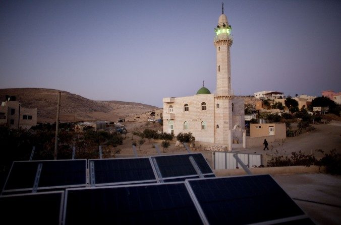 Des panneaux solaires photovoltaïques fournissent l'électricité à une maison dans le village bédouin de Darajat dans le désert du Néguev en Israël le 23 novembre 2009. (Uriel Sinai / Getty Images)