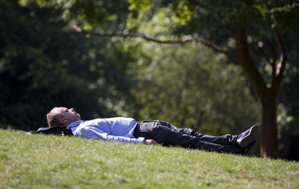 La sieste est présentée comme un élément déterminant dans l’amélioration de l’estime de soi et de la productivité au travail. (JUSTIN TALLIS/AFP/Getty Images)