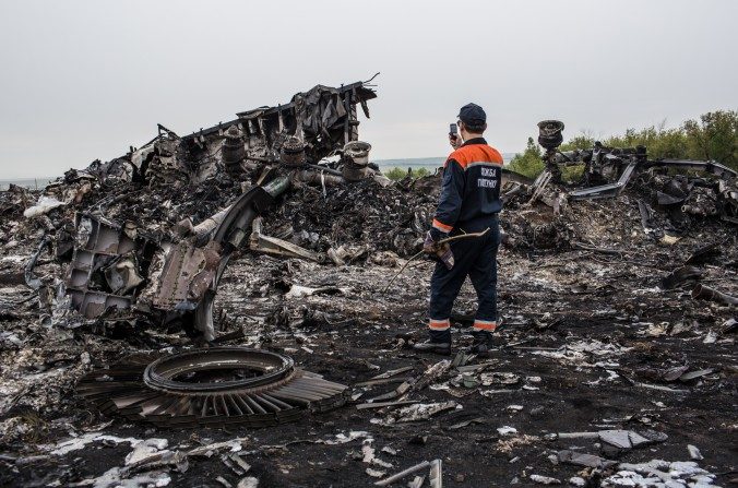 Les services d'urgence prennent en photo les débris du lieu de la catastrophe du vol MH17 de la Malaysia Airlines, le 18 juillet 2014 à Grabovka, en Ukraine. (Brendan Hoffman/Getty Images)