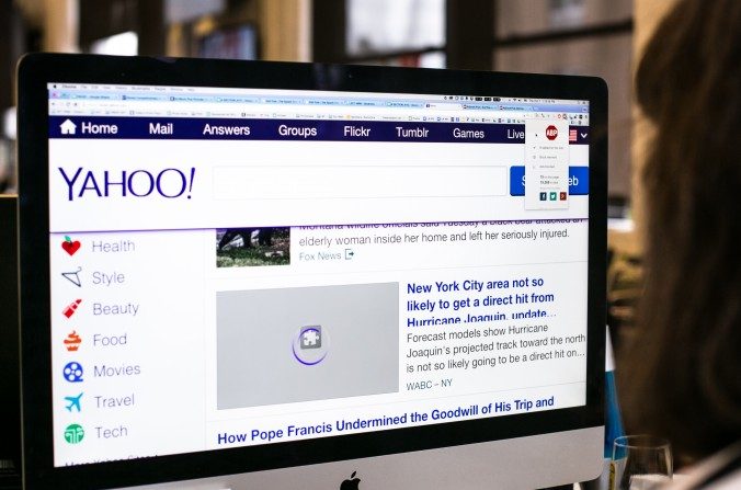 Un journaliste d’Epoch Times regarde sa page d'accueilYahoo, avec l'application Adblock Plus installée sur son ordinateur à New York le 1er octobre 2015. (Benjamin Chasteen/Epoch Times)