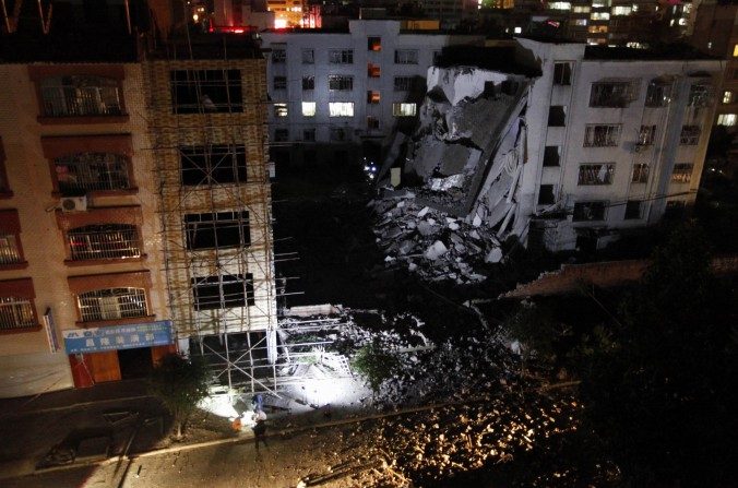 Des enquêteurs sur le lieu d'une explosion, dans la ville de Liuzhou dans la province du Guangxi, ce mercredi 30 septembre. (STR/AFP/Getty Images)
