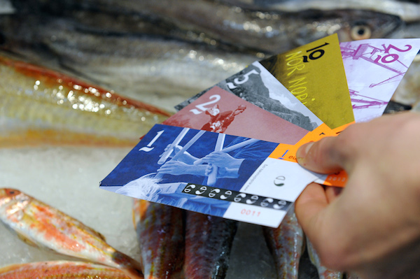 À Bayonne, au Pays basque, on peut maintenant payer chez de nombreux commerçants en euskos, monnaie locale de la région. (GAIZKA IROZ/AFP/Getty Images)