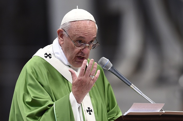 Le pape François lors la 14e Assemblée générale ordinaire du Synode des évêques à la basilique Saint-Pierre le 25 octobre 2015 au Vatican. (ANDREAS SOLARO/AFP/Getty Images)