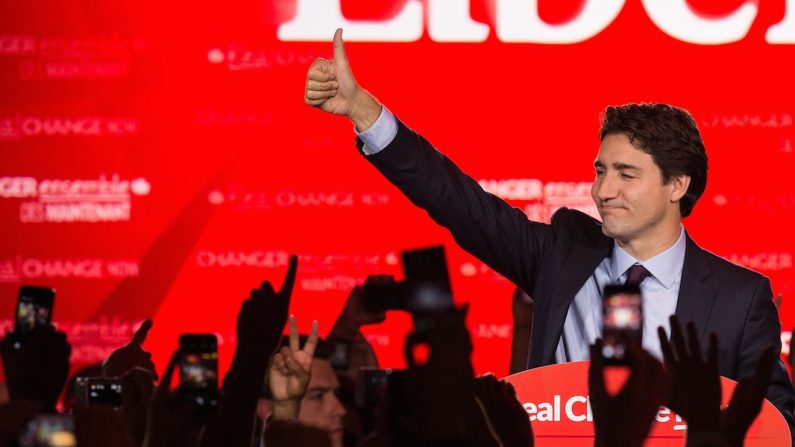 Le chef du Parti libéral, Justin Trudeau, célèbre sa victoire le 20 octobre 2015 à Montréal. (Nicholas Kamm/AFP/Getty Images)