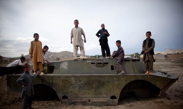 Des garçons afghans en périphérie de Kaboul jouent sur un tank détruit, laissé lors de l'occupation russe entre 1979-1989. Les Pachtounes constituent l'un des 60 groupes ethniques et clans de la région. Ils sont au nombre de 42 millions d'habitants, répartis principalement entre l'Afghanistan et le Pakistan. Photo prise le 2 mai 2010. (Majid Saeedi:Getty Images)