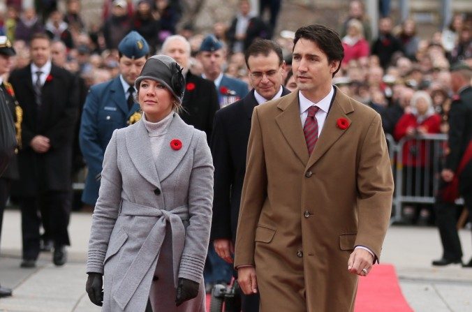 Le Premier ministre canadien Justin Trudeau et son épouse Sophie Grégoire-Trudeau assistent aux cérémonies du Jour du souvenir au Monument commémoratif de guerre à Ottawa, le 11 novembre 2015. (Annie Wu / Epoch Times)