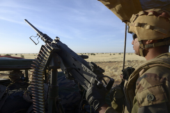 Un soldat français dans le désert du Mali, en octobre 2013, au cours de l'opération "Hydre".     (PHILIPPE DESMAZES/AFP/Getty Images)