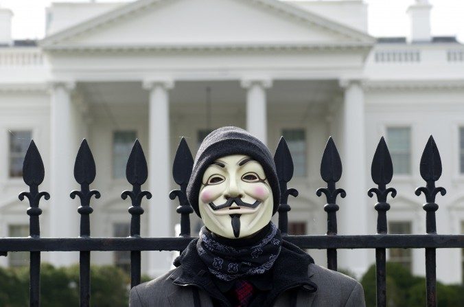 Un manifestant du groupe Anonymous, photographié lors d'une marche organisée en protestation contre les entreprises privées et gouvernements corrompus, devant la maison blanche à Washington DC, le 5 novembre 2013 (SAUL LOEB/AFP/Getty Images)