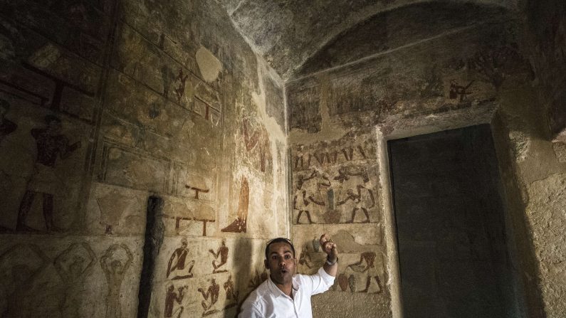 L'archéologue égyptien Abdelgawad Harrbi à l'intérieur du tombeau de Iymery, aussi connu comme prêtre du roi Khéops, en avril à 2015. (AFP / Getty Images)