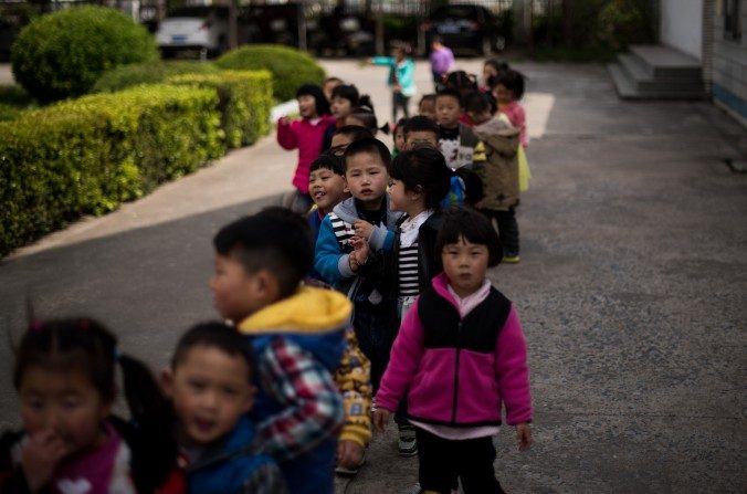 Des enfants dans la cour de récréation de la populaire école d’éducation secondaire technique à Rudong, province du Jiangsu, le 17 avril 2015. (JOHANNES EISELE / AFP / Getty Images)