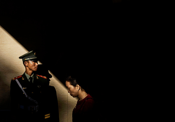 Un rapport d'Amnesty International paru le 12 novembre 2015 détaille la pratique généralisée de la torture par le régime chinois pour arracher des aveux aux détenus (Kevin Frayer/Getty Images)