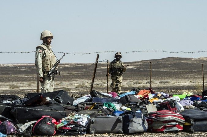 Les soldats de l’armée égyptienne prés des bagages et des effets personnels des passagers de l’avion de ligne russe A231, entassés sur le site de l’accident à Wadi al-Zolomat, région montagneuse de la péninsule du Sinaï égyptien, le 1 novembre 2015. (KHALED DESOUKI/AFP/Getty Images)