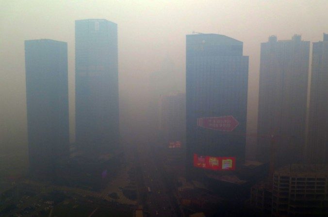 Photo : Cette photo du 8 Novembre 2015, prise dans la ville de Shenyang (Province de Liaoning en Chine), montre des habitations complètement enveloppées par la pollution. Une partie de la Chine s’est retrouvée recouverte de pollution acide, et dangereuse, lorsque les niveaux de particules les plus dangereuses ont atteint près de 50 fois les niveaux maximums établis par l’Organisation mondiale de la Santé. (STR/AFP/Getty Images)