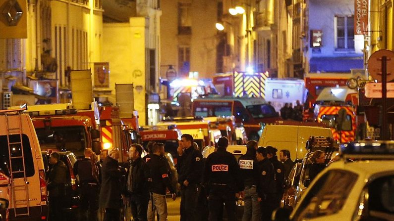 Les forces de police, les pompiers et les secouristes sécurisent la zone à proximité de la salle de concert au Bataclan à Paris, le 14 novembre 2015. (FRANCOIS GUILLOT / AFP / Getty Images)