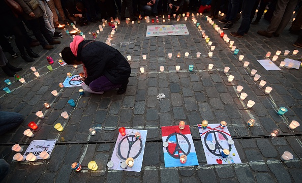 Commémoration aux victimes des attentats de Paris dans le quartier de Molenbeek près de Bruxelles, le 18 novembre 2015. Trois des terroristes du 13 novembre sont originaires de ce quartier. (EMMANUEL DUNAND/AFP/Getty Images)