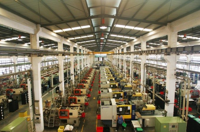 Des employés fabriquent des patrons de jouets en plastique sur la chaîne de production de l'usine Dongguan Da Lang Wealthise Plastic, basée à Dongguan, province de Guangdong, Chine, le 4 setptembre 2007. (Feng Li/Getty Image