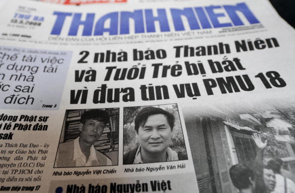 Deux journalistes vietnamiens Nguyen Viet Chien (G) and Nguyen Van Hai ont été arrêtés en  2008 pour avoir dénoncé un scandale de corruption (HOANG DINH NAM/AFP/Getty Images)