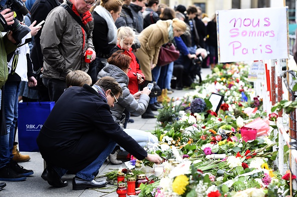 Les gens déposent des fleurs devant l'ambassade française à Berlin le 14 novembre 2015 en hommage aux victimes des attentats meurtriers à Paris. (TOBIAS SCHWARZ/AFP/Getty Images)