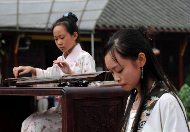 Des joueuses de guqin, instrument à corde traditionnel. (China Photos/Getty Images)